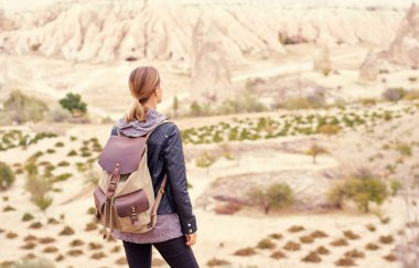 Dağlar manzarayı sırt çantası ile seyahat eden genç kadın.