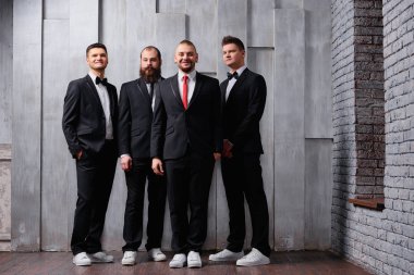 Toxedo yakışıklı zarif genç erkeklerde Grup.