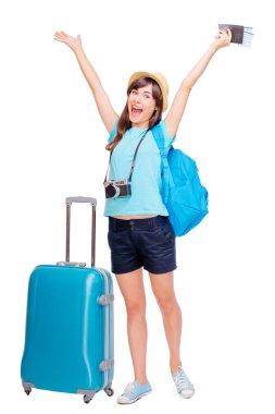 Tam uzunlukta studio pasaport ve bilet tutan genç ve güzel kadın portresi.