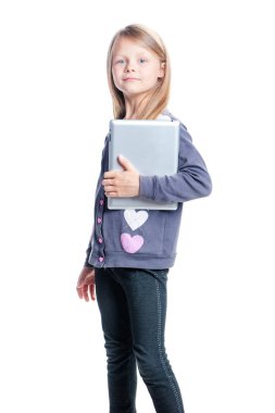 Stüdyo portre sevimli küçük kız tablet bilgisayar holding