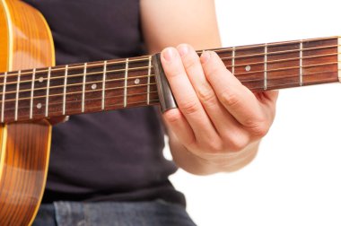 Adamın elleri beyaz arka planı bir akustik gitar çalmak, yakın çekim