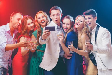 Selfie birlikte smartphone tarafından alarak yedi mutlu gülümseyen arkadaş grubu.