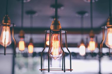 Güzel manzara, hafif tasarım ve iç. Vintage metalik fenerler.