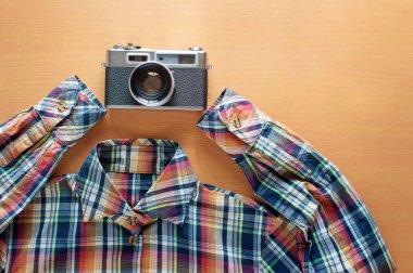 İn gerekli modern genç kişi için ek yükü. Gömlek ve retro tarzı kamera.