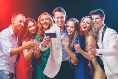 Selfie birlikte smartphone tarafından alarak yedi mutlu gülümseyen arkadaş grubu.