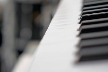 Piyano tuşlarının yakın çekim. Müzik ve sanat kavramı 