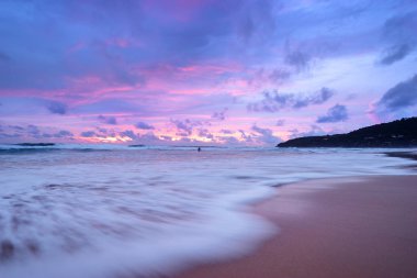 Güzel gün batımı manzaralı görünüm deniz kıyısında.