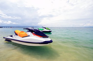 İki su scooter güzel deniz ile plajda görüntülemek.
