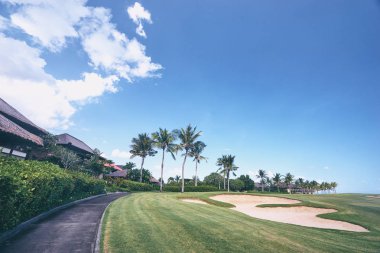 Yeşil golf alanı ve resort güzel güneşli manzara.