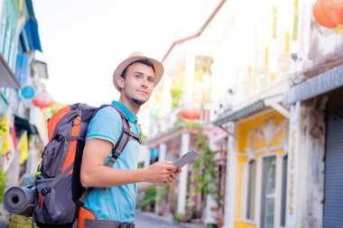 Dijital tablet açık kullanma backpacker genç adam seyahat.