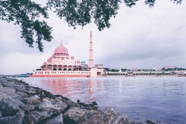 Mescidi Putra doğal görünümünü aka Putra Camii büyük yapısı/mimari birini Putrajaya Malezya yer..