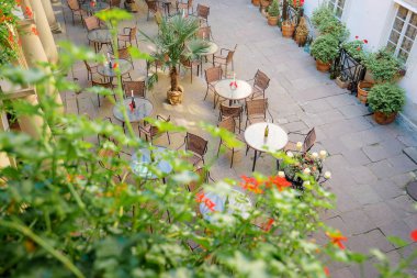 Eski şehrin kaldırım restoran. Üstten görünüm.