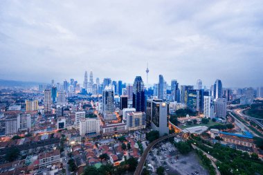 Güzel cityscape bulutlu gökyüzü ve gökdelenler ile. Megapolis Kuala Lumpur, Malezya. 24 Kasım 2015'in.