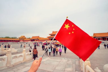 Pekin'de ünlü dönüm noktası karşı ulusal Çin kırmızı bayrak yakından görmek.