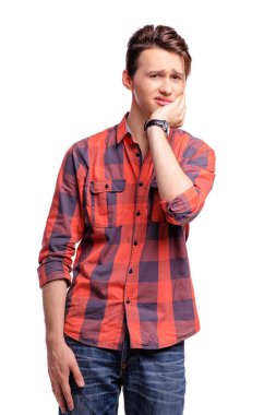 Stüdyo portre mutsuz genç adam çeneme elini tutarak