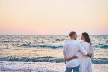 Romantik Çift ayakta birlikte sahilde Günbatımı keyfi sevgi dolu