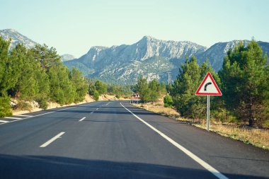 Boş yol ve dağlar ile manzara.