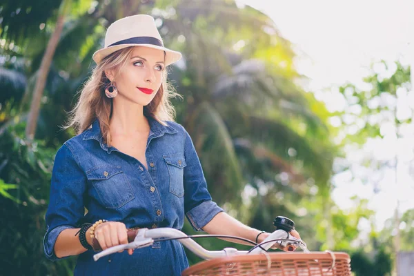 Hübsche Junge Frau Mit Hut Geht Mit Fahrrad — Stockfoto