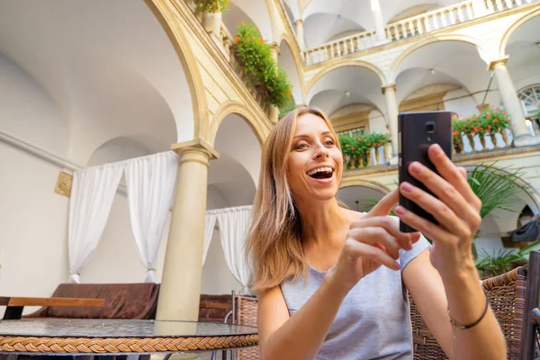 Junge Attraktive Lächelnde Frau Mit Smartphone Auf Dem Bürgersteig Restaurant — Stockfoto