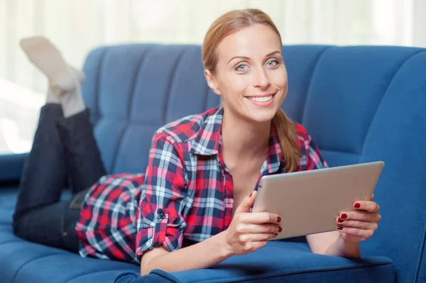 Wanita Muda Bahagia Dengan Tablet Berbaring Sofa Rumah — Stok Foto