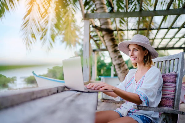 Młoda Kobieta Pomocą Laptopa Kawiarni Tropikalnej Plaży — Zdjęcie stockowe