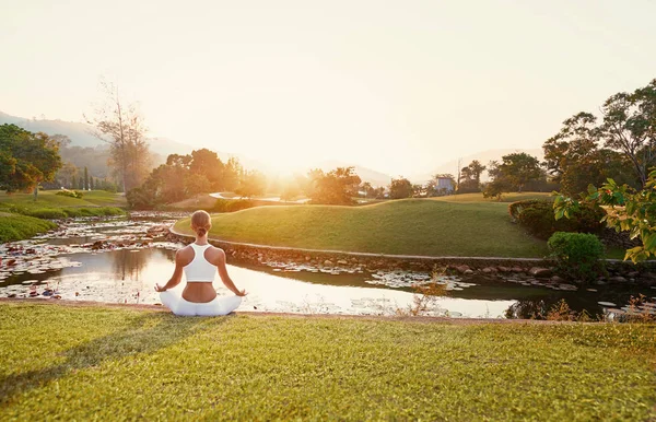 Young Woman Lotus Pose Sitting Green Grass Concept Calm Meditation — Stock Photo, Image