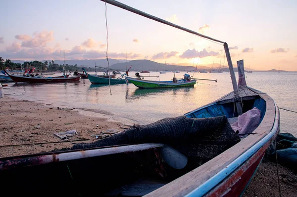 Hermosa Vista Puesta Del Sol Mar Con Pesca Tradicional Tailandesa — Foto de Stock
