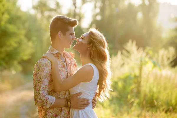公園でキス美しい愛情のあるカップルの屋外のポートレート — ストック写真