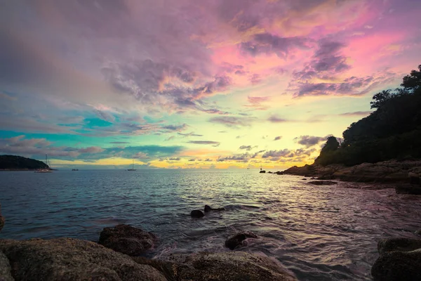 Bela Paisagem Com Nuvens Coloridas Pôr Sol Mar — Fotografia de Stock