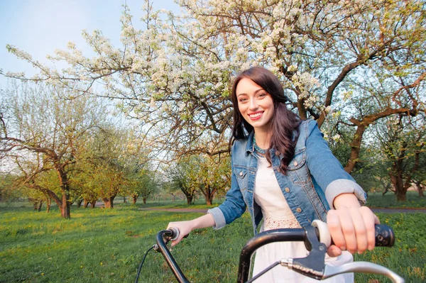 Attraktive Junge Brünette Frau Auf Dem Fahrrad Vor Dem Hintergrund — Stockfoto