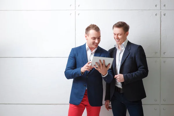 Dois Homens Bonitos Sorridentes Usando Computador Tablet Discutir Algo Contra — Fotografia de Stock