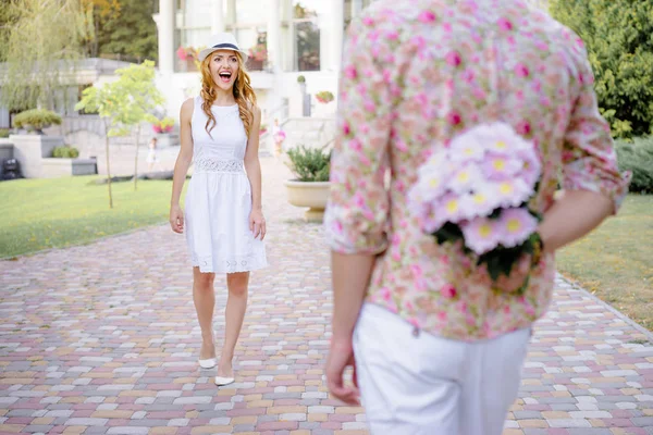 Mann Hält Blumenstrauß Der Hand Während Auf Seine Freundin Wartet — Stockfoto