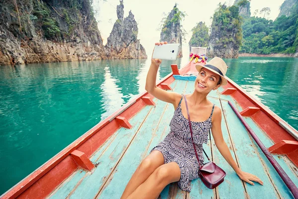 Bonita Mujer Joven Tomando Selfie Smartphone Navegando Lago Parque Nacional — Foto de Stock
