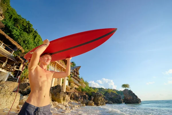 Giovane Che Trasporta Tavola Surf — Foto Stock