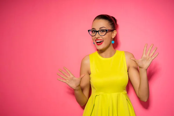 Feliz Mujer Joven Bonita Vestido Amarillo — Foto de Stock