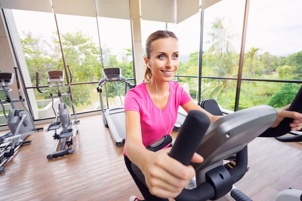 Pretty Young Woman Exercising Gym — Stock Photo, Image