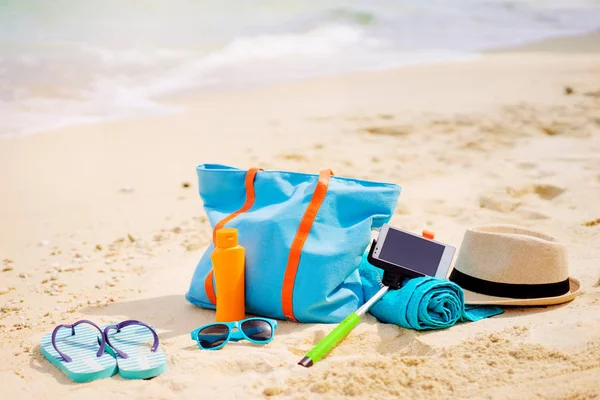 Accesorios Esenciales Playa Mar Smartphone Selfie Stick Bolso Sombrero Toalla — Foto de Stock