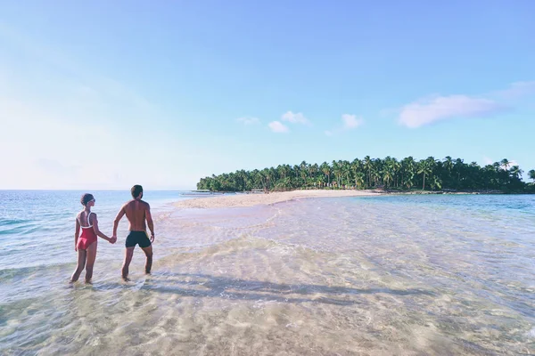 Widok Miłości Para Spaceru Razem Piękne Tropikalne Piaszczystej Plaży Tyłu — Zdjęcie stockowe