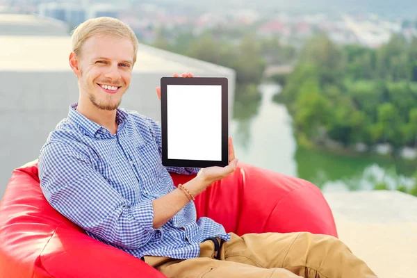 Zewnątrz Portret Przystojny Młody Mężczyzna Trzymając Cyfrowego Tabletu Pokazując Ekran — Zdjęcie stockowe