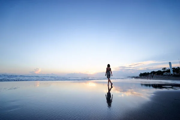 Silhouet Van Een Jonge Vrouw Lopen Ocean Beach — Stockfoto