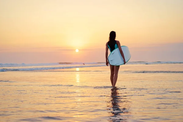 Jovem Mulher Carregando Prancha Surf — Fotografia de Stock