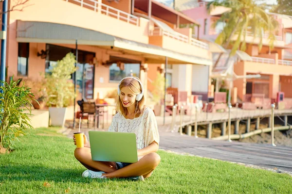 Mooie Jonge Vrouw Met Laptop Computer Zitten Buiten Gras — Stockfoto