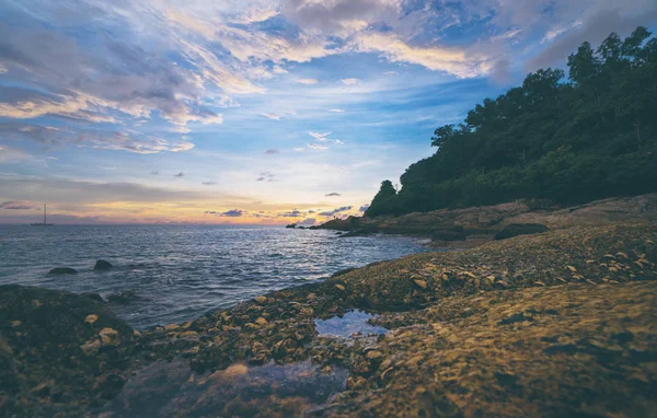 海に色鮮やかな夕焼けの風景の美しい景色 — ストック写真