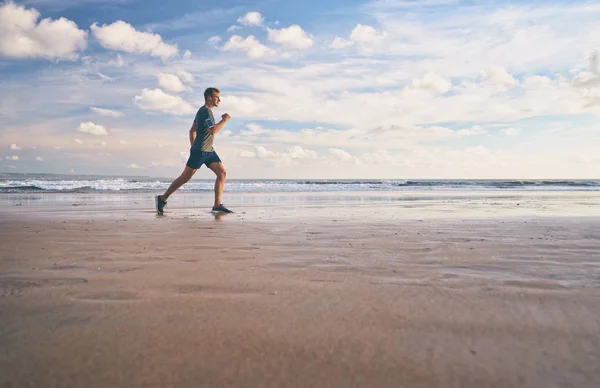 Šťastný Mladý Muž Sluchátka Zaběhat Břehu Moře — Stock fotografie