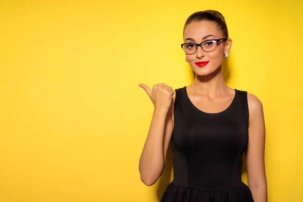 Luminoso Retrato Estudio Una Atractiva Joven Apuntando Con Pulgar Espacio — Foto de Stock