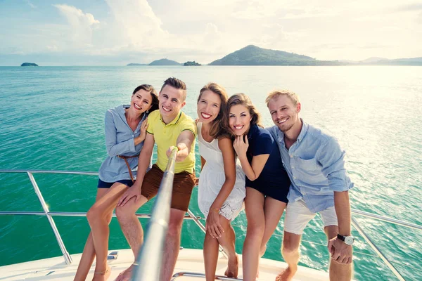 Fiatal Jóképű Férfiak Nők Szedő Selfie Togetherr Tenger Vitorlázás Jacht — Stock Fotó
