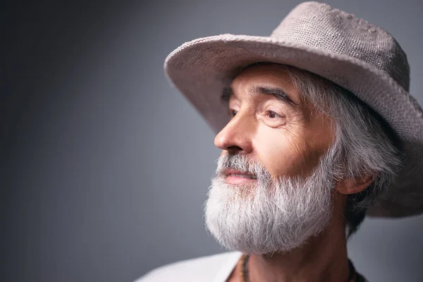 Estúdio Retrato Homem Sênior Bonito Com Barba Cinza Chapéu — Fotografia de Stock
