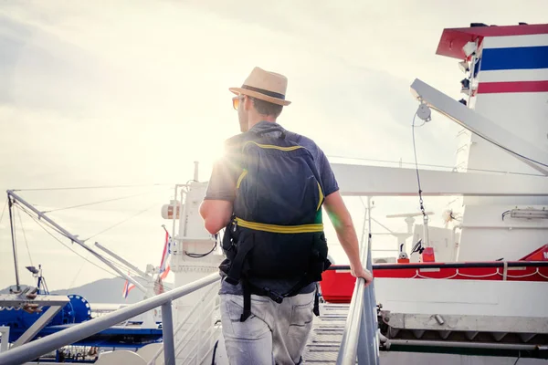 Jovem Com Mochila Ponte Das Escadas Navio — Fotografia de Stock