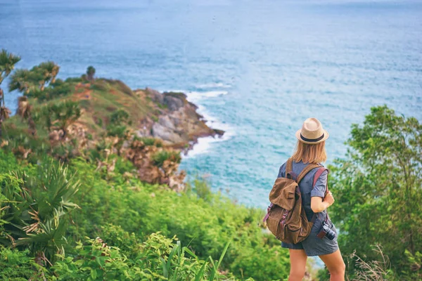 Mujer Joven Con Cámara Mochila Disfrutando Vista Mar —  Fotos de Stock