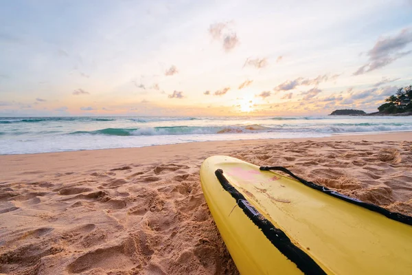 Tramonto Sulla Spiaggia Con Bagnino Surf Board Sulla Sabbia — Foto Stock